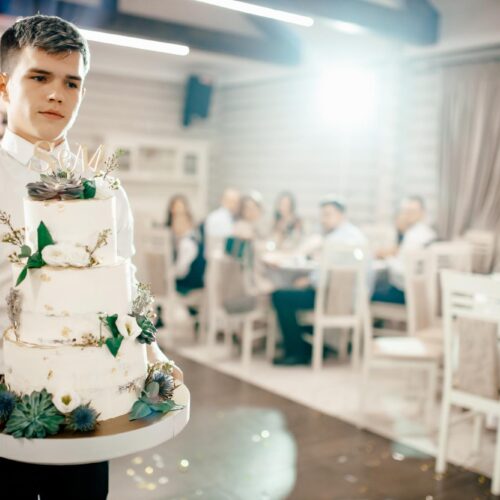 вынос торта на свадьбе