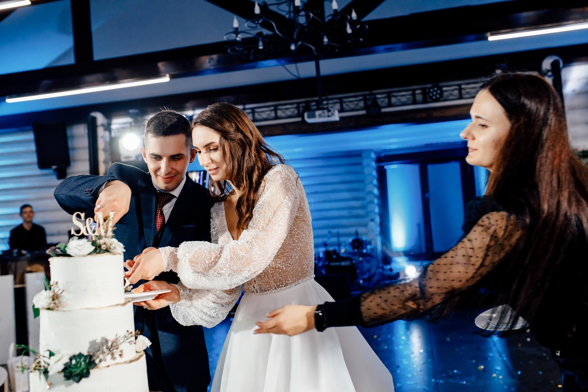 разрезать торт на свадьбе